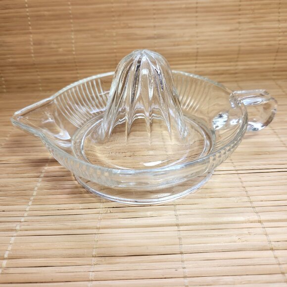 Glass Juicer Vintage Glass Ribbed Juicer Reamer Citrus Thumb Handle Large (L8) - Picture 1 of 14